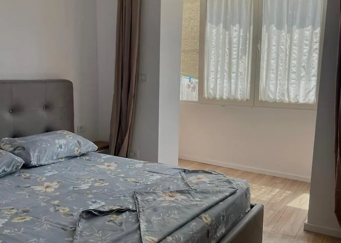 Center Jon * ティラナ